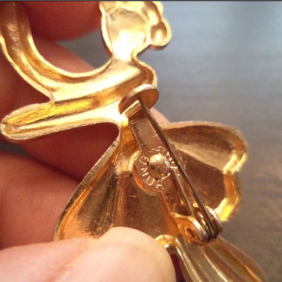 Elegant Gold Brooch - Picture 3 of 3